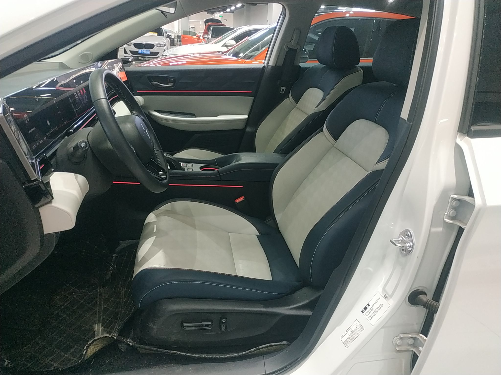 المقاعد الأمامية داخل السيارة