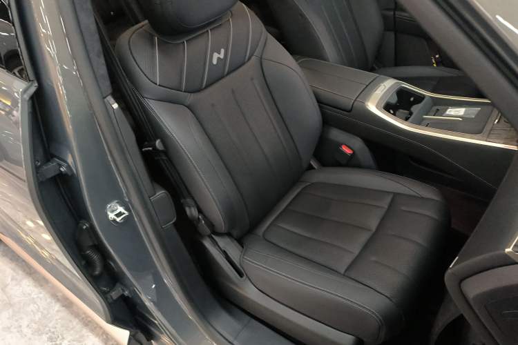 Used ONVO Luxeed L90 2025 Model—Max Six-Seater Version
