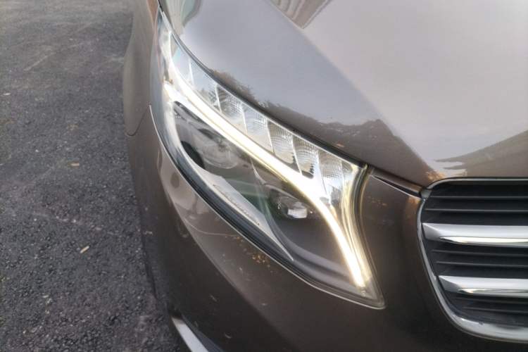 Used Mercedes-Benz V-Class 2017 V 260 Avantgarde Edition Right Front Headlight