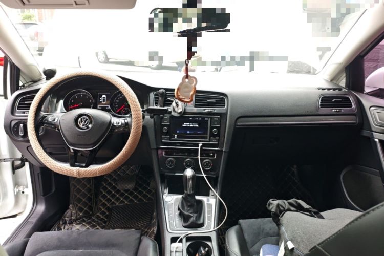 Used Volkswagen Golf 2018 230TSI Automatic Luxury Version Center Console