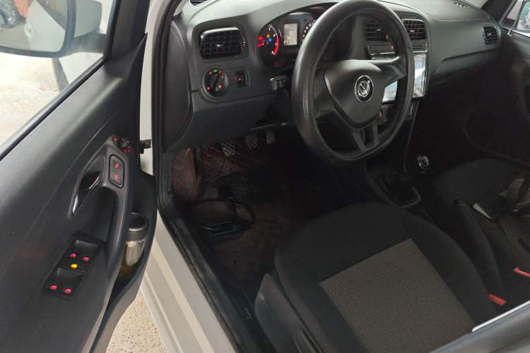 Used Volkswagen Polo 2016 1.4L Manual Fashion Model Driver Seat