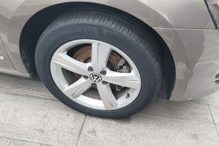 Used Volkswagen Passat 2014 1.8TSI DSG Prestige Edition Right Front Wheel Hub
