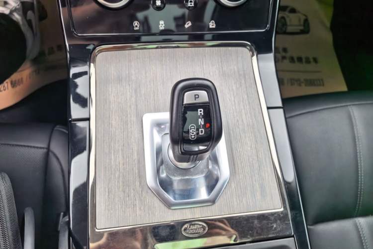 Used Land Rover Range Evoque 2021 Range Rover Velar 249 PS R-Dynamic S Performance Edition Gear Lever