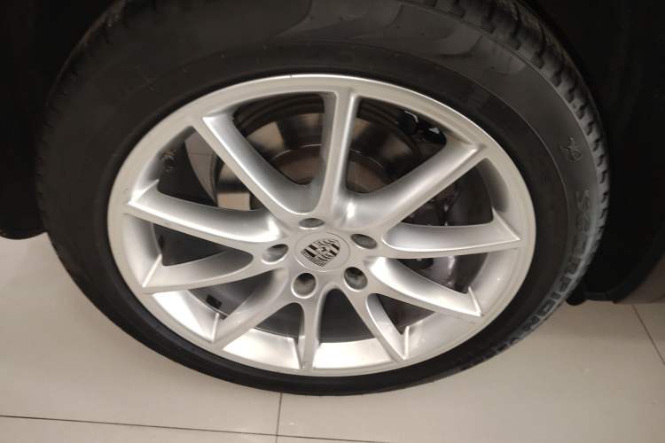 Used Porsche Cayenne 2018 Cayenne 3.0T Right Rear Wheel Hub