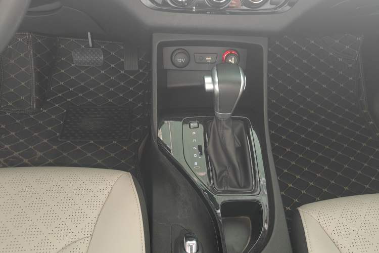 Used Baojun 730 2021 1.5T CVT Fashion Version 7 Seats Gear Lever