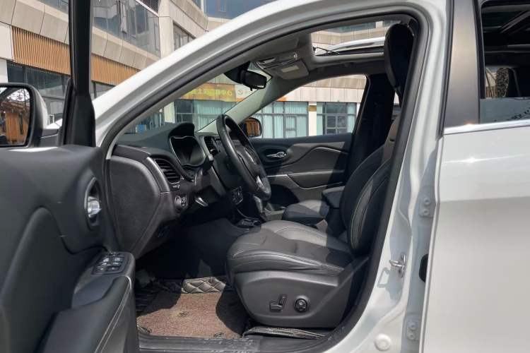 Used Jeep Cherokee 2019 2.0T Two-Wheel Drive Smart Enjoyment Version China VI
