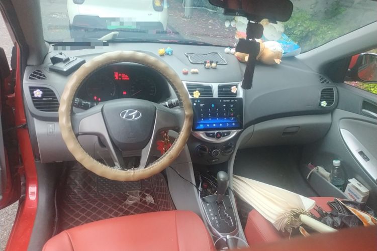 Used Hyundai Verna (older generation) 2014 1.4L Automatic Smart GLS Center Console