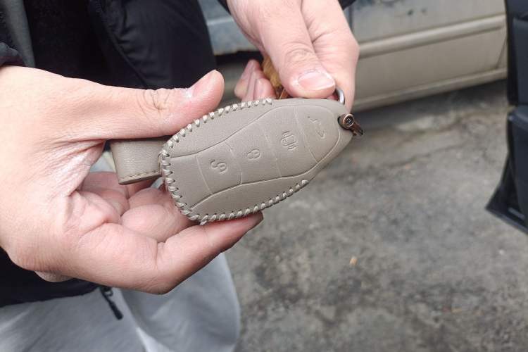 Used Hongqi H5 2024 1.5T HEV Smart Connect Flagship Edition Vehicle Key