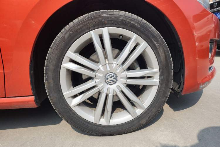 Used Volkswagen Golf Sportsvan 2016 230TSI Automatic Luxury Version Right Front Wheel Hub