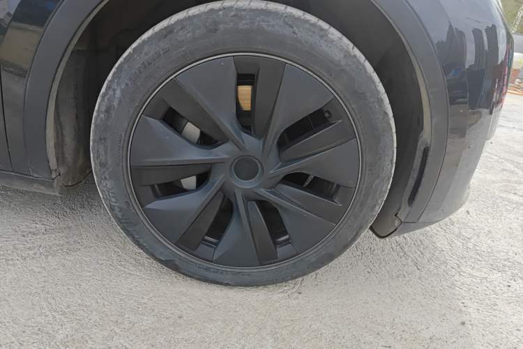 Used Tesla Model Y 2024 Long-Range All-Wheel-Drive Version Right Front Wheel Hub