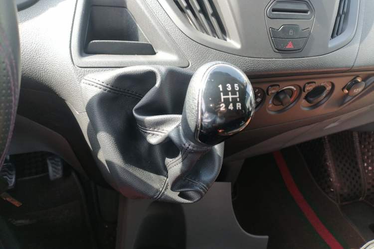 Used Ford Transit 2019 2.0T Diesel Multi-Purpose Commercial Vehicle Short Wheelbase Low Roof 6-Seater China VI Standard
