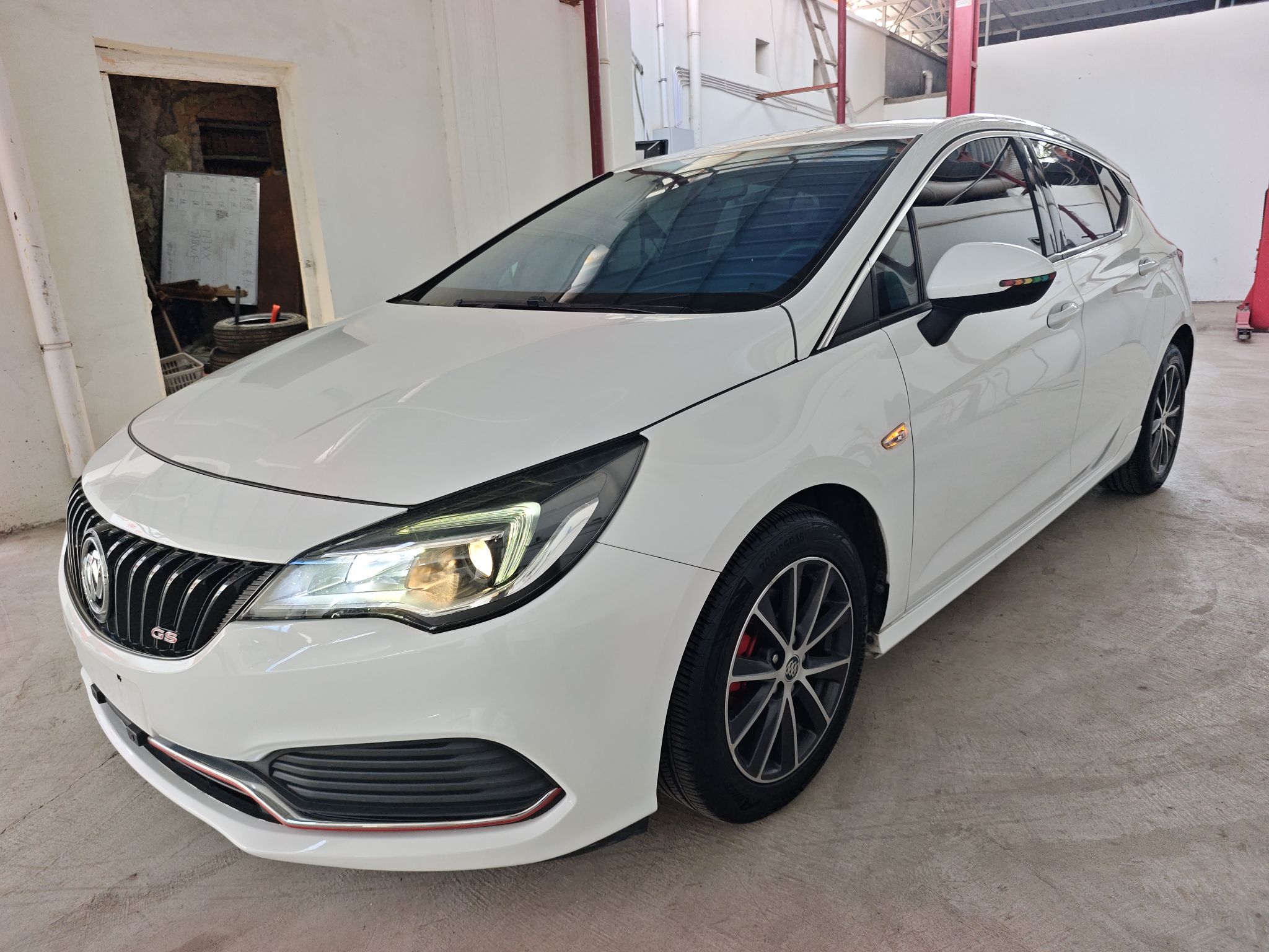 تحت مقدمة السيارة