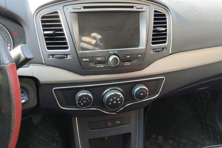 Used Roewe 350 2015 1.5L Manual Luxury Sunroof Edition Audio And AC Panel