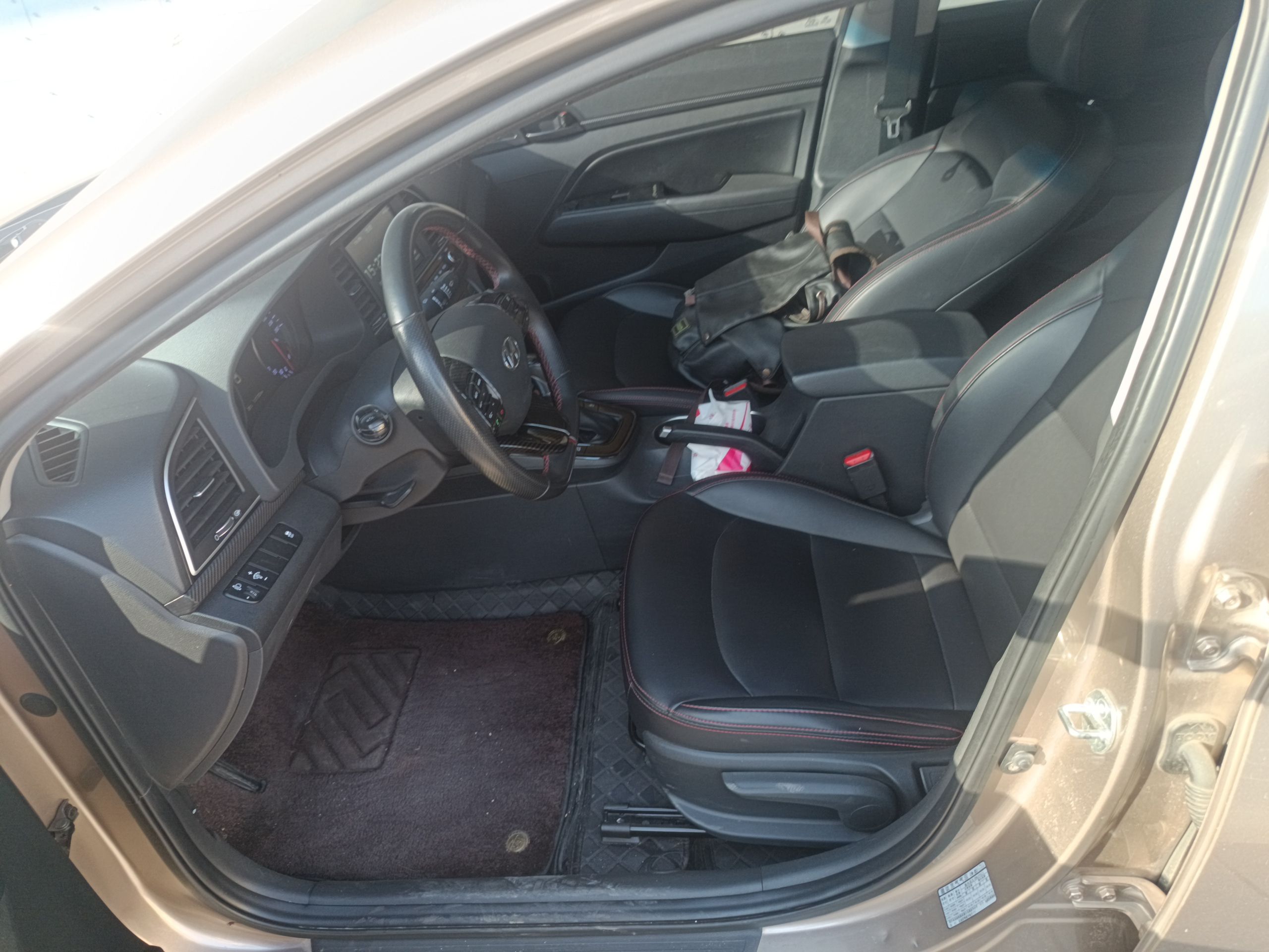 المقاعد الأمامية داخل السيارة