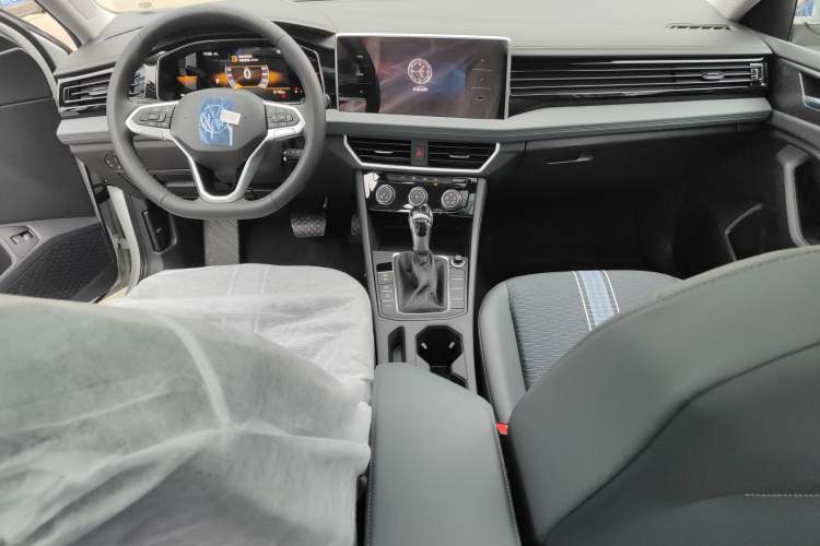 Used Volkswagen Sagitar 2025 Facelift 200TSI DSG Flyover Edition Center Console