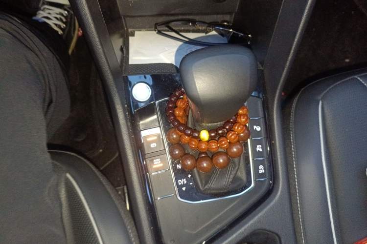 Used Volkswagen Tiguan L 2023 Restyled 330TSI Automatic Two-Wheel Drive R-Line Enhanced Comfort Version Gear Lever