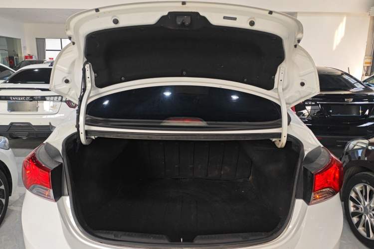 Used Hyundai Elantra (5th Generation / Langdong) 2015 1.6L Automatic Fashion Model Trunk