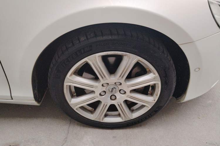 Used Volvo V40 2017 T4 Smart Luxury Edition
