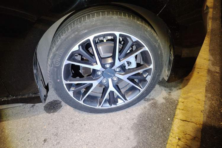 Used Lynk & Co 03 2021 2.0TD Automatic Trendy Champion Edition Right Front Wheel Hub