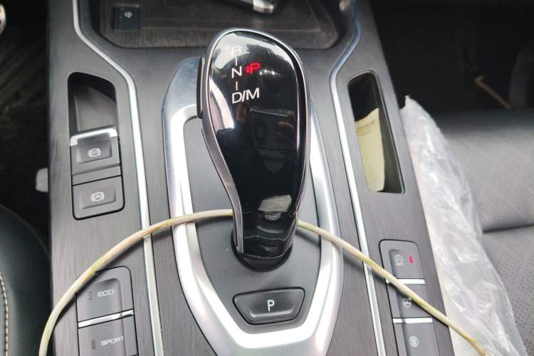 Used Wey VV6 2018 2.0T Two-Wheel-Drive Ultra-Luxury Version China V Standard
