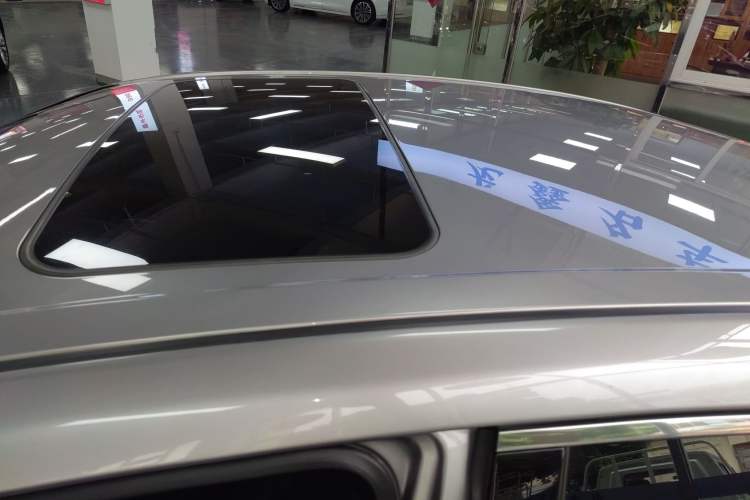 Used Toyota Avalon 2019 2.0L Luxury Edition China VI Standard Roof