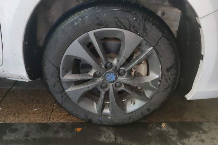 Used BYD Qin New Energy 2017 1.5T Luxury Model Right Front Wheel Hub