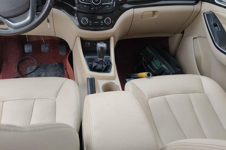 Used Baojun 730 2014 1.5L Manual Luxury Navigation ESP Version 7 Seats Gear Lever