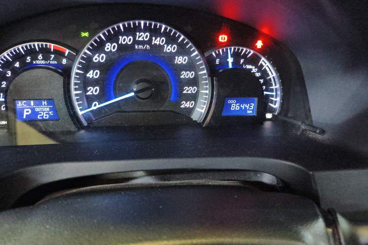 Used Toyota Camry 2016 2.0G 10th Anniversary Leading Edition Odometer Close Up