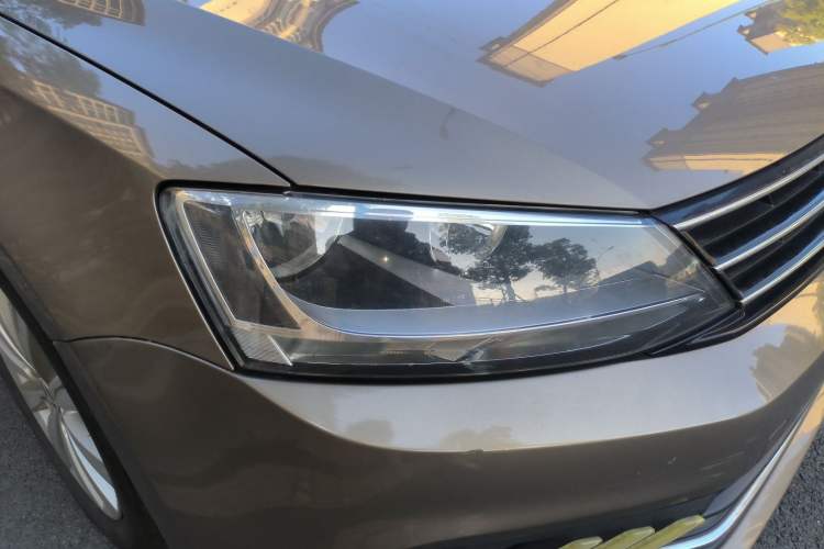 Used Volkswagen Sagitar 2015 1.6L Automatic Comfort Model Right Front Headlight