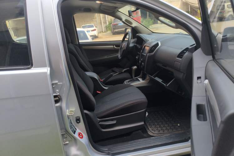 Used Isuzu D-MAX 2015 2.5T Two-Wheel Drive Automatic High-Performance Elite Version 4JK1 Right Front Seat