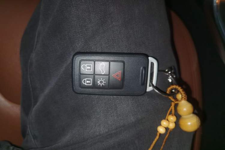 Used Volvo S60 2015 S60L 2.0T Zhiyuan Edition
