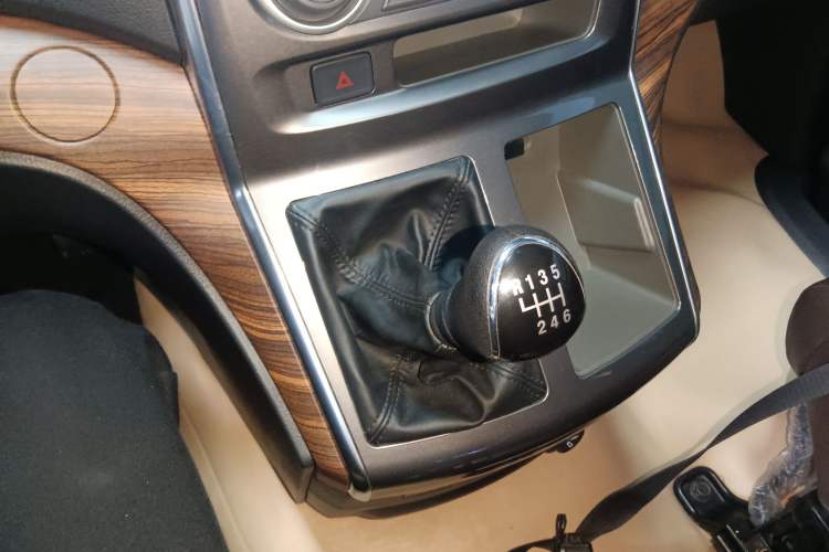 Used FORTHING Lingzhi PLUS 2021 2.0L Manual Luxury 9-Seater