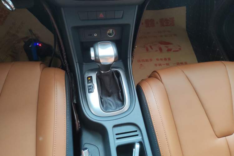 Used MG GT 2016 1.5L Automatic Value-Added Luxury Edition Gear Lever