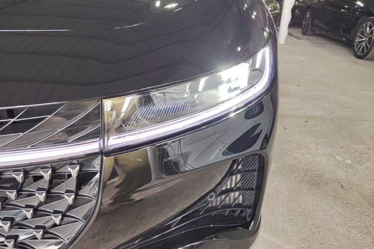 Used VOYAH PASSION 2024 PHEV Four-Wheel Drive Ultra-Long Range Flagship Model Left Front Headlight