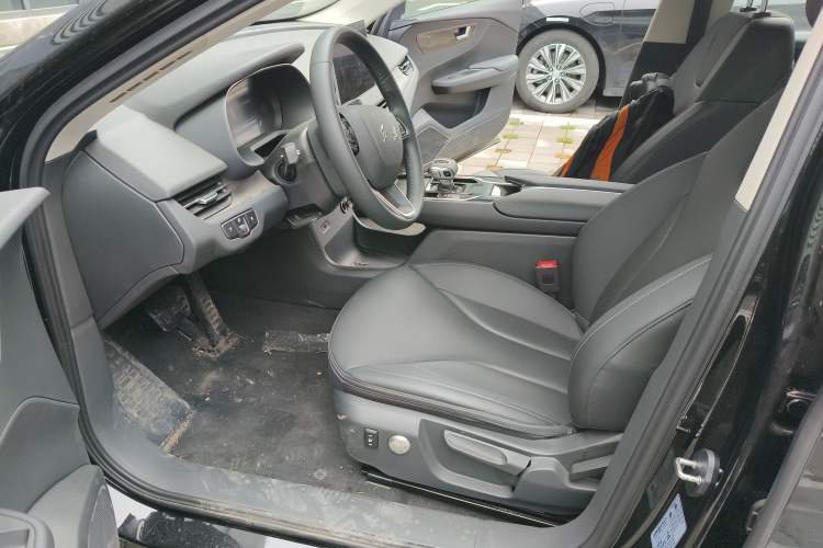 Used Hongqi E-QM5 2024 450km Range Commuter Version
