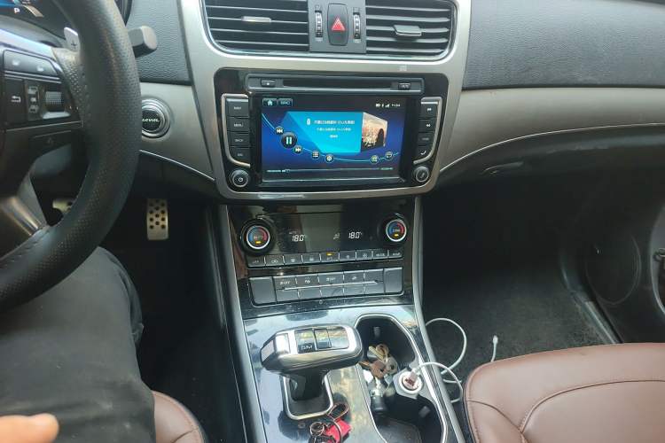 Used Haval H8 2017 2.0T Gasoline Two-Wheel Drive Smart Edition Audio And AC Panel