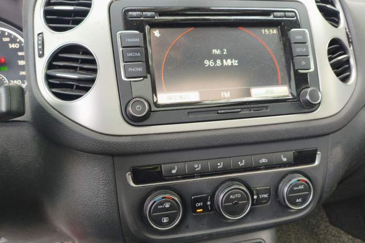 Used Volkswagen Tiguan 2013 1.8TSI Automatic Two-Wheel Drive Luxury Model Audio And AC Panel