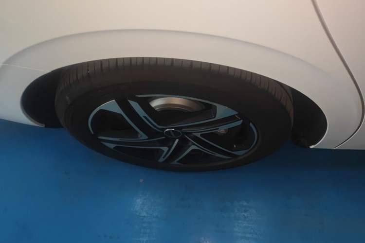 Used Roewe D7 2023 EV 510km Rear-Drive Flagship Edition Right Rear Wheel Hub