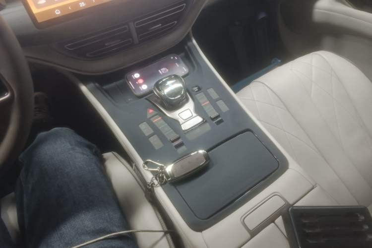 Used Denza D9 2024 DM-i 980 Four-Wheel Drive Prestige Model
