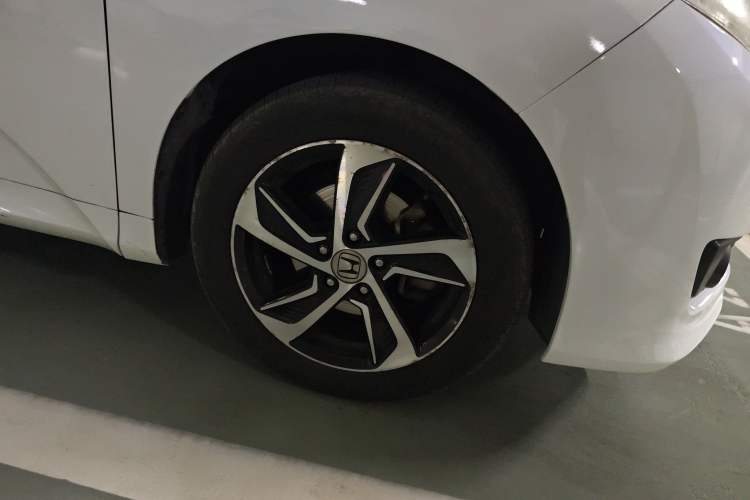 Used Honda Odyssey 2015 Updated Version 2.4L Smart Edition Right Front Wheel Hub