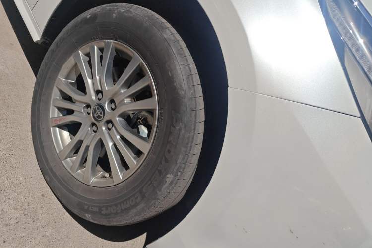 Used Toyota SIENNA 2023 2.5L Hybrid Comfort Edition Right Front Wheel Hub