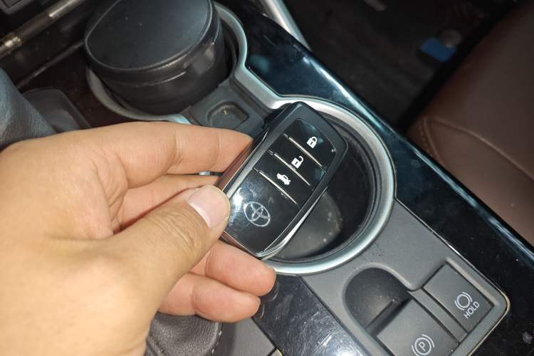 Used Toyota Highlander 2022 Dual-Engine 2.5L 4x4 Elite Edition 7-Seater Interior 1