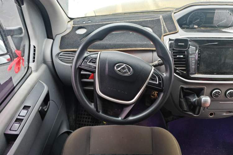 Used SAIC MAXUS Xintu V80 2018 2.5T 6-Speed Manual Aoyuntong Short Wheelbase Mid-Height 5-6 Seater
