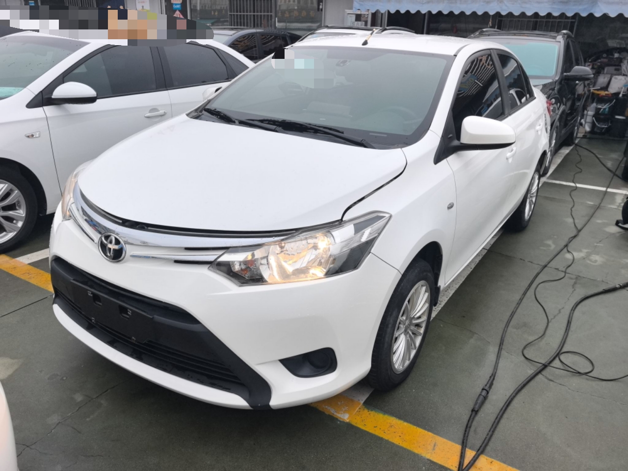 تحت مقدمة السيارة