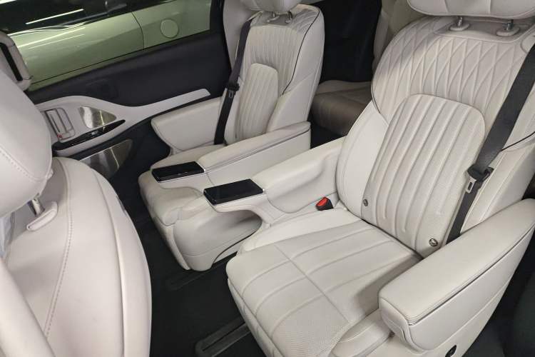 Used VOYAH Dream 2025 EV Four-Wheel Drive Flagship Kunpeng Edition