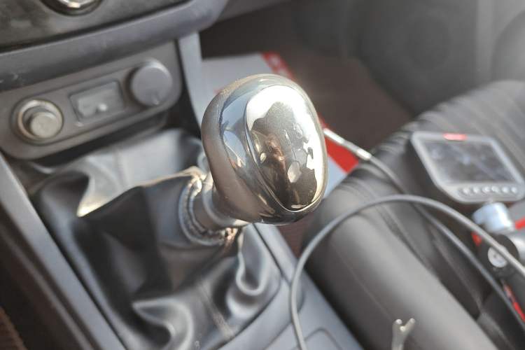 Used Isuzu JLM 2018 2.5T Two-Wheel Drive Diesel Luxury Version with Extended Cargo Bed JE4D25Q5A
