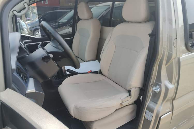 Used FORTHING Lingzhi 2023 M5L 1.6L Base Model 5 Seats
