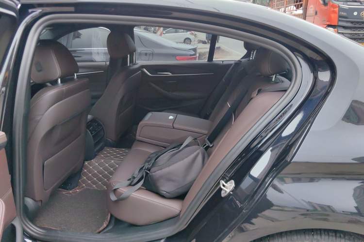 Used BMW 5 Series 2021 Facelifted 530Li Leading Edition M Sport Package Left Rear Seat