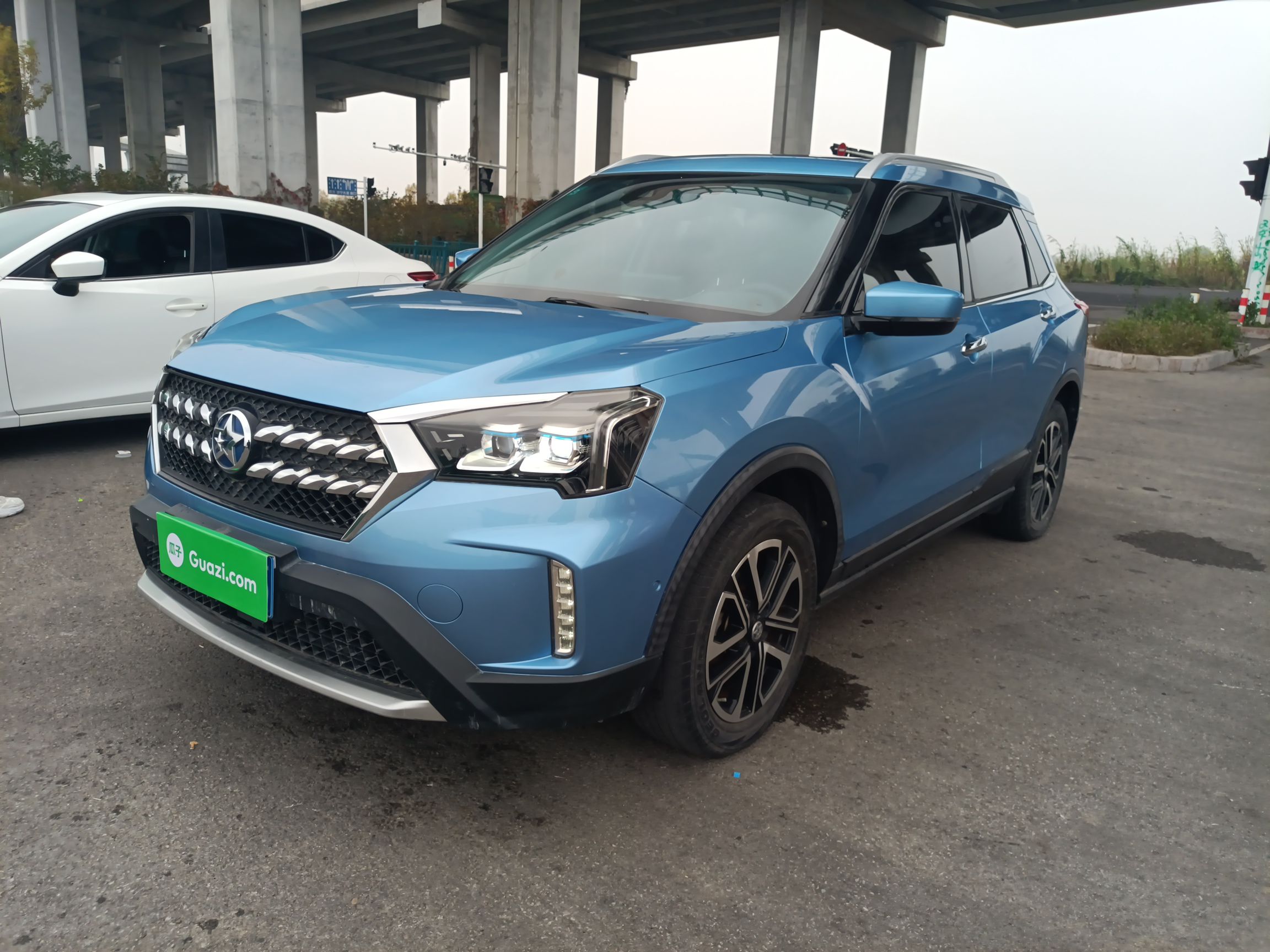 Под передней частью автомобиля