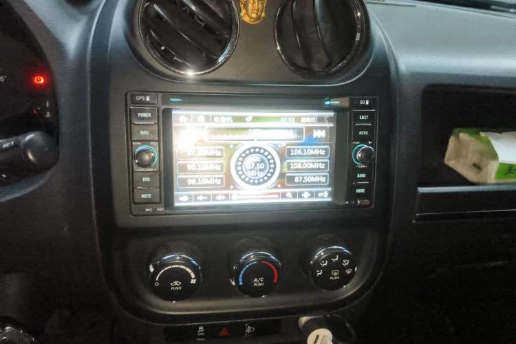 Used Jeep Compass 2011 2.0L two-wheel drive sport version
